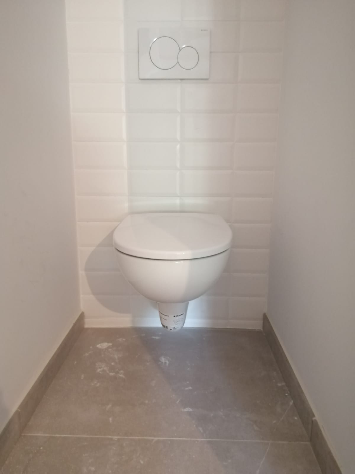 WC rénové avec du carellage blanc