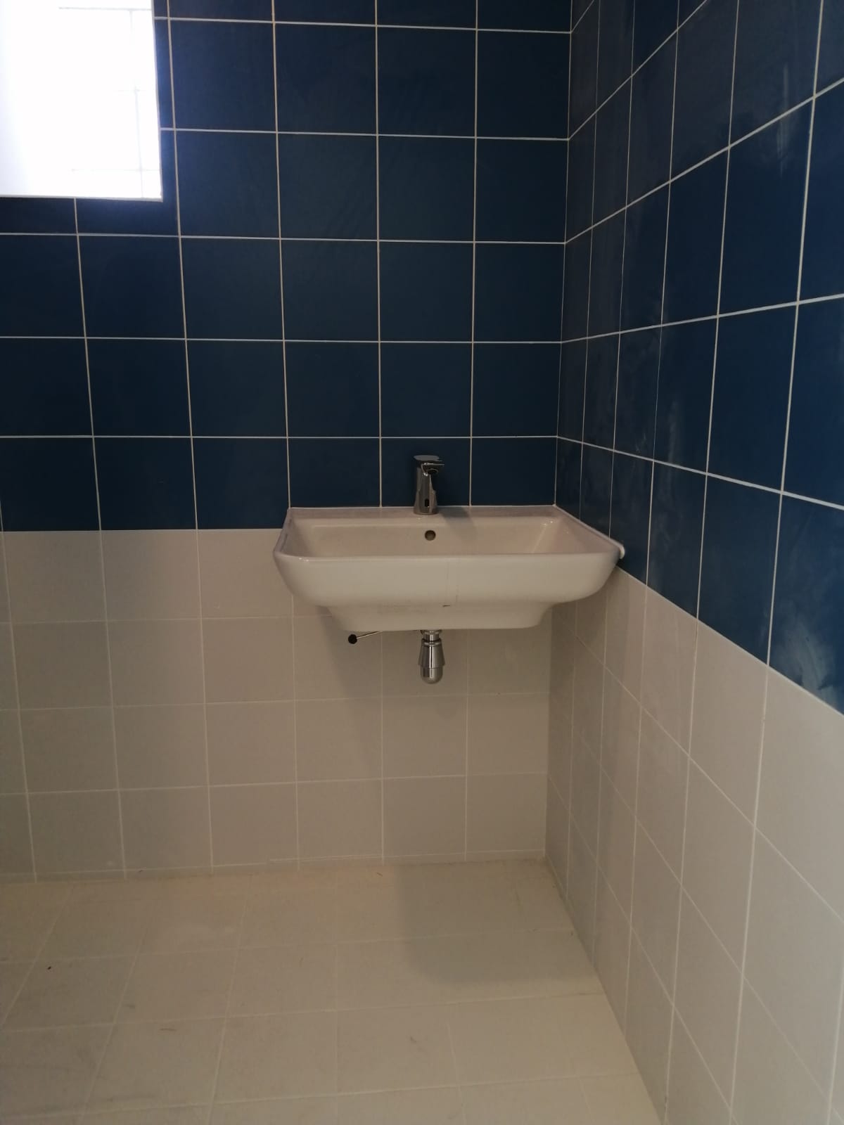 Lavabo dans les toilettes pour les PMR