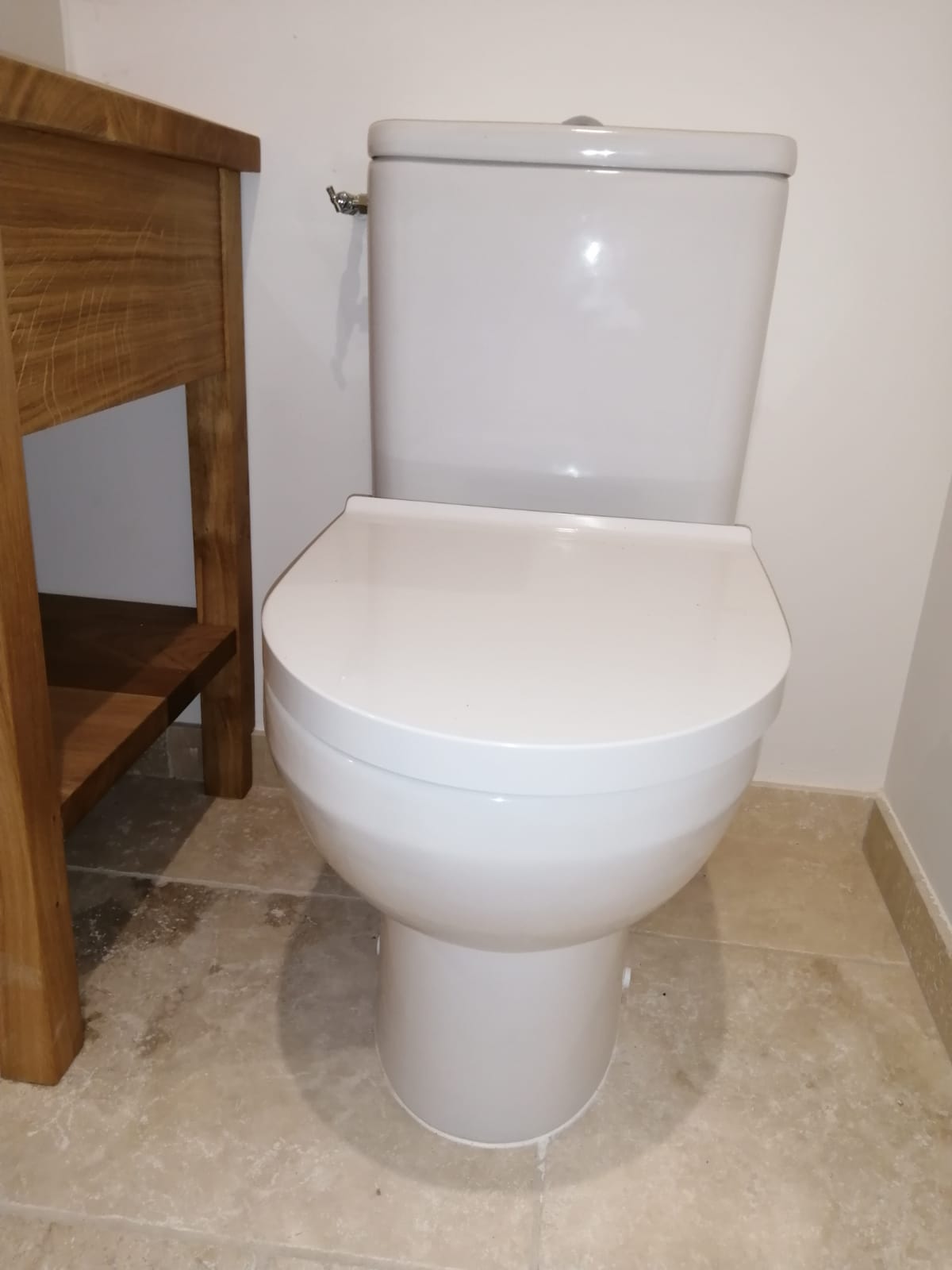 Toilettes blanches dans une salle de bains