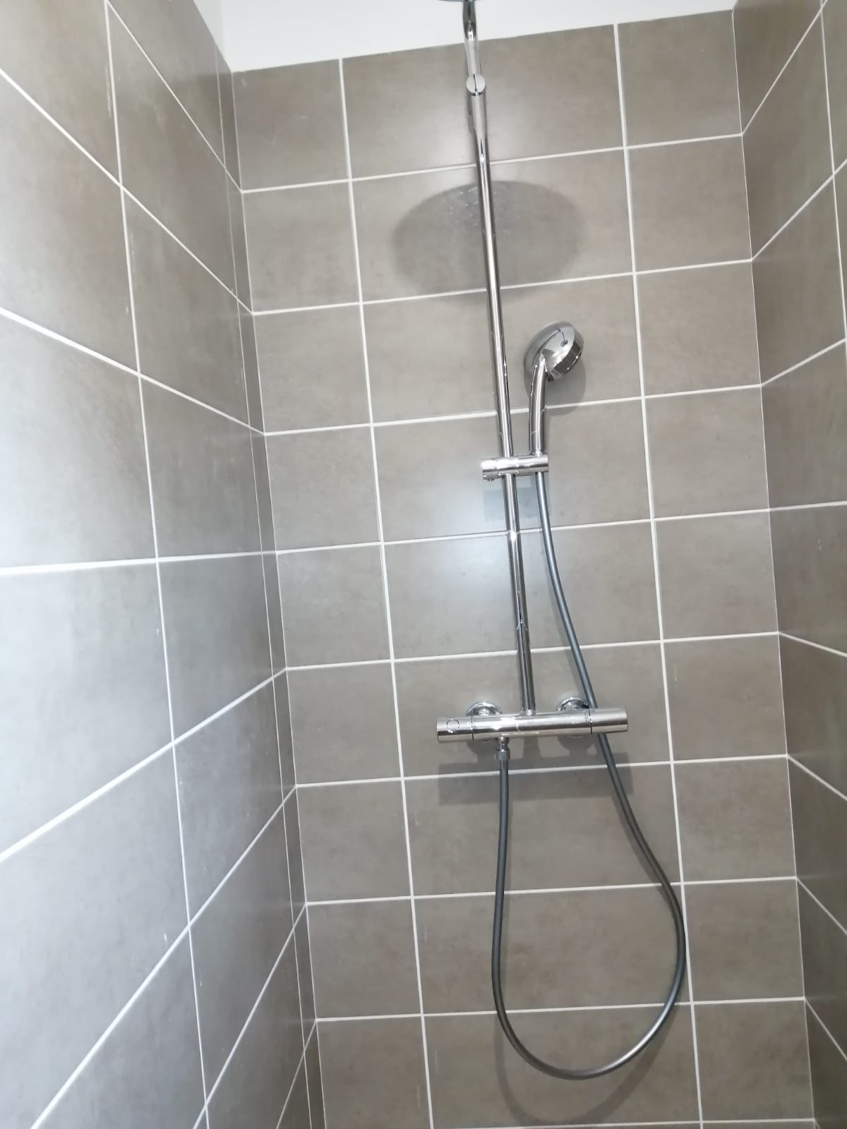 Cabine de douche carrelée 