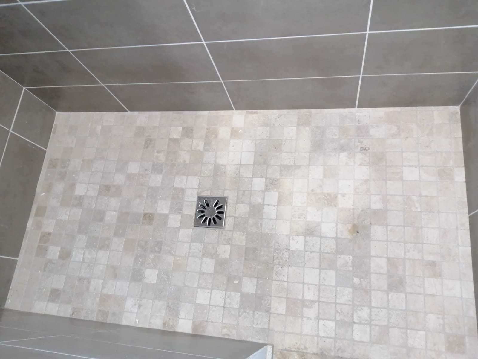 Receveur de douche carrelé avec de la mosaique blanche