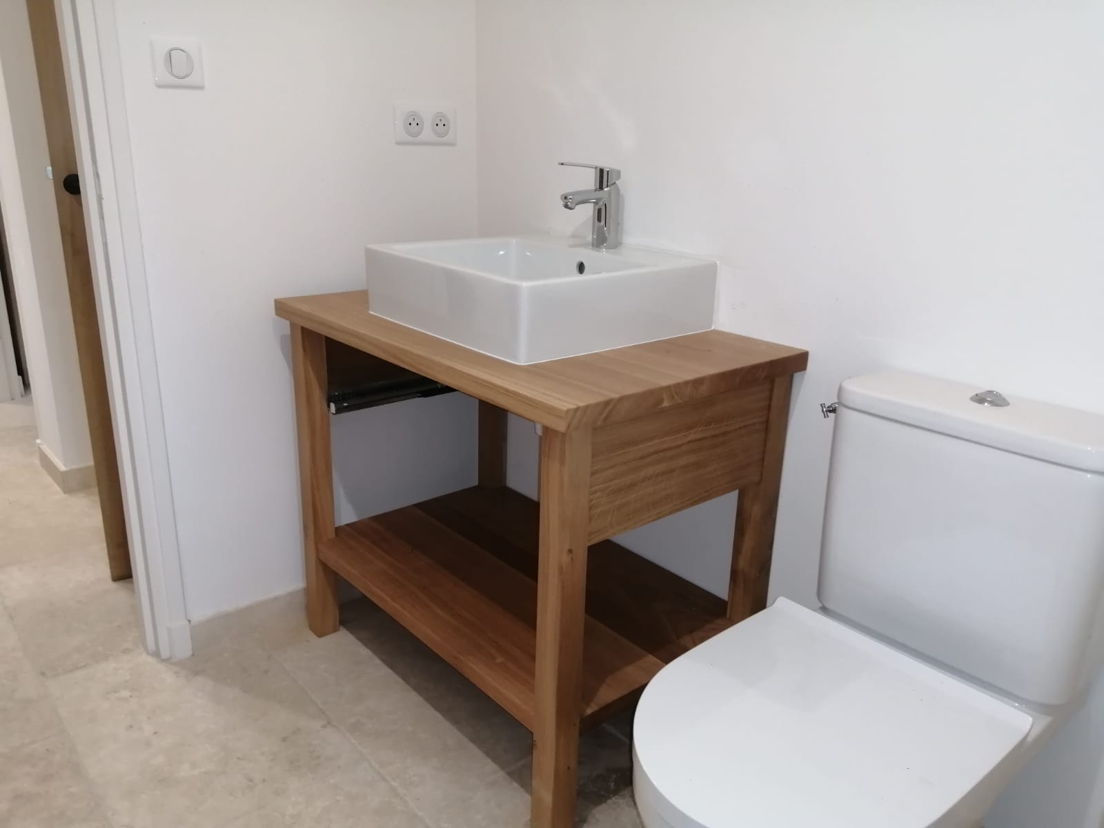 Meuble de salle de bains en bois et toilettes