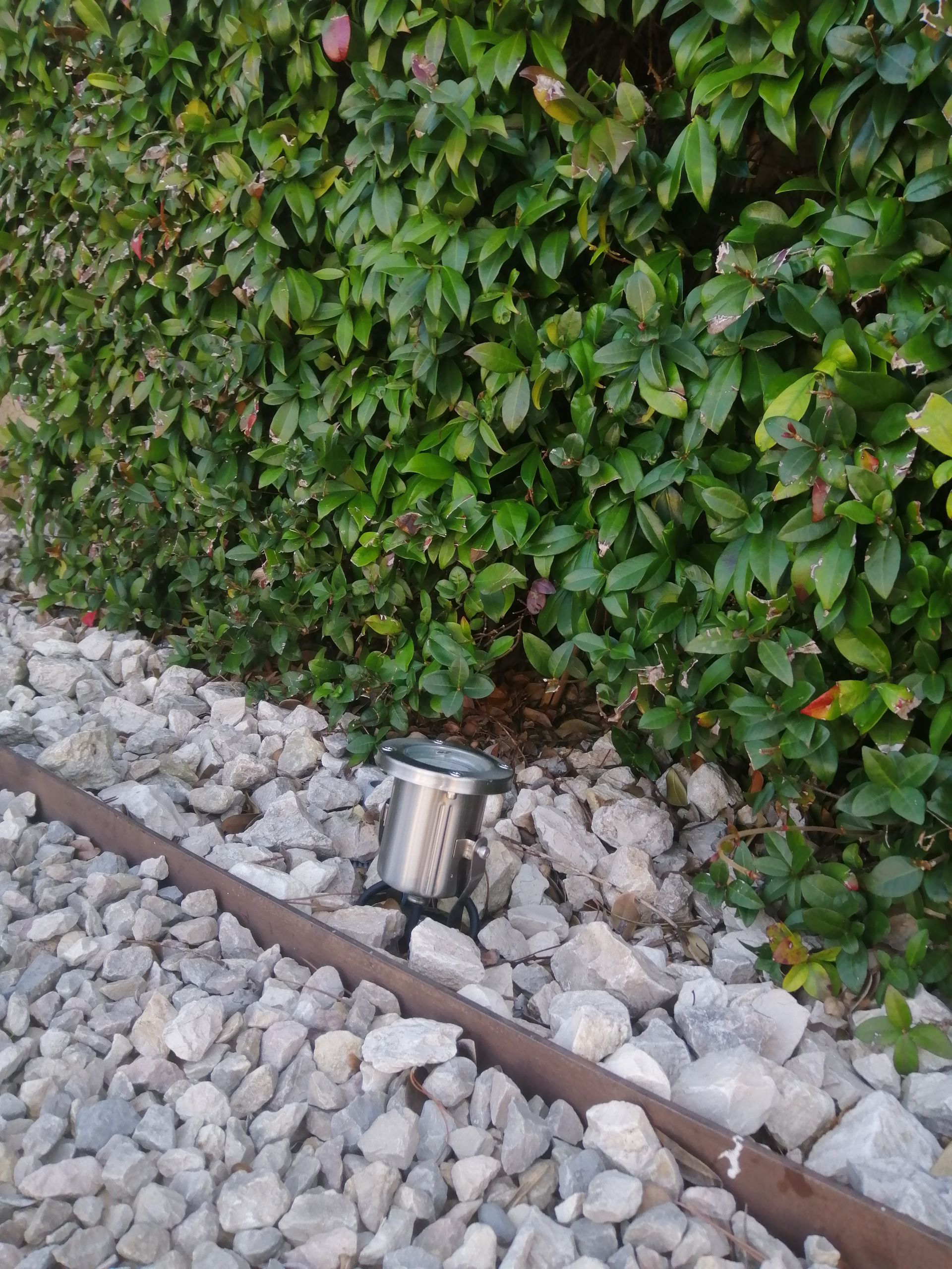 Spot extérieur intégré dans une bordure