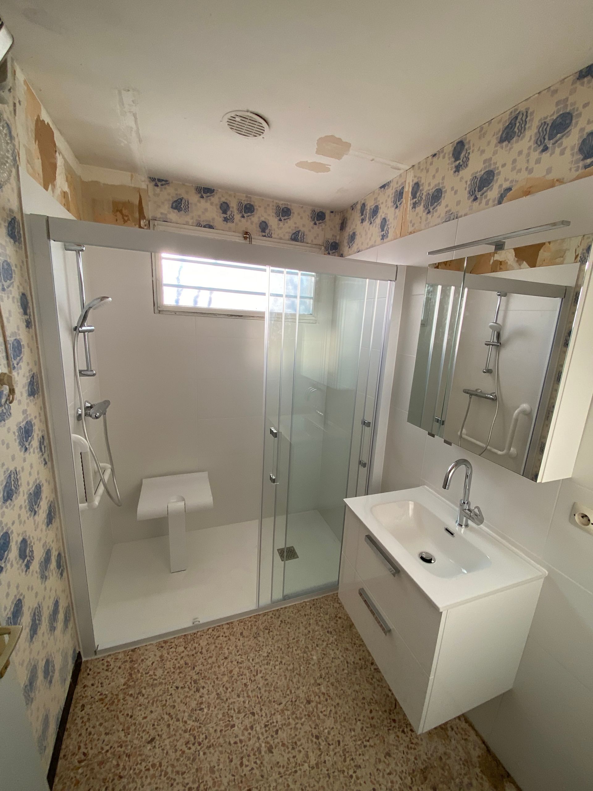 Cabine de douche adaptée pour une personne à mobilité réduite