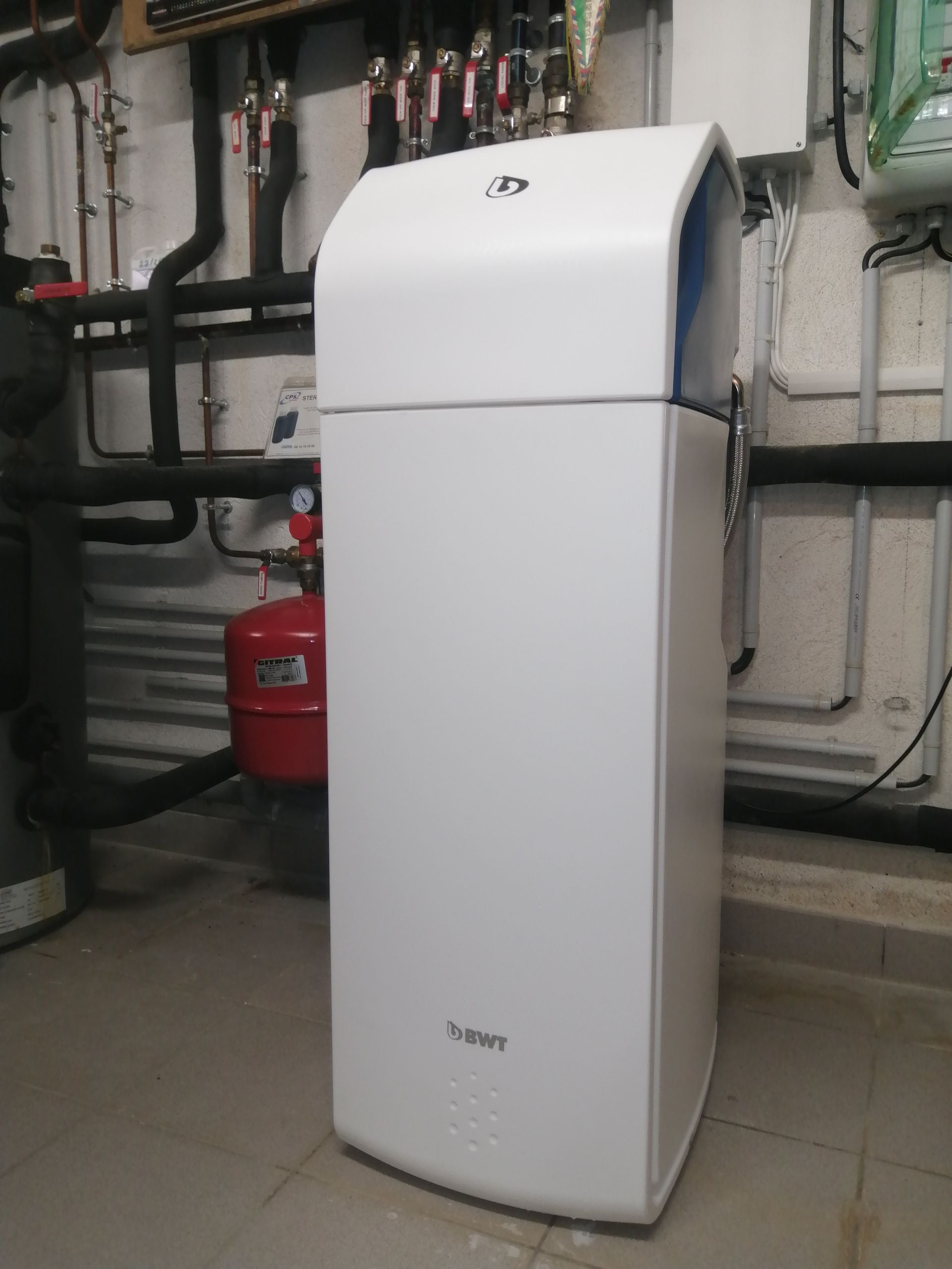 Installation d'adoucisseur blanc posé au sol
BWT Eygaliéres 2024