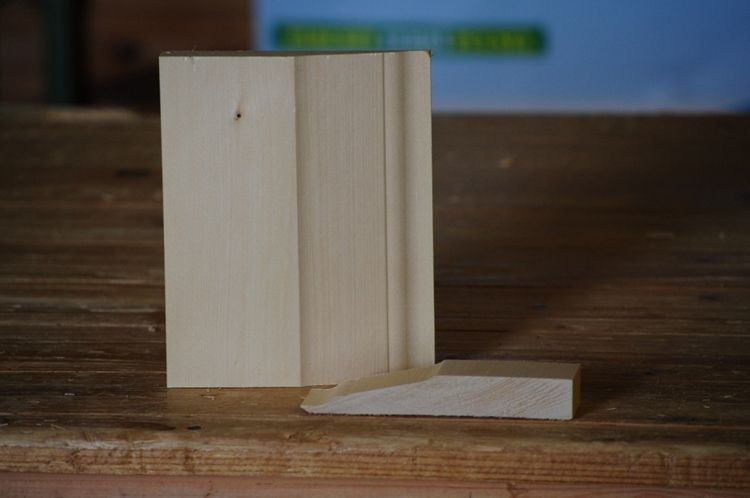 Vaaleasta puusta valmistettu lista