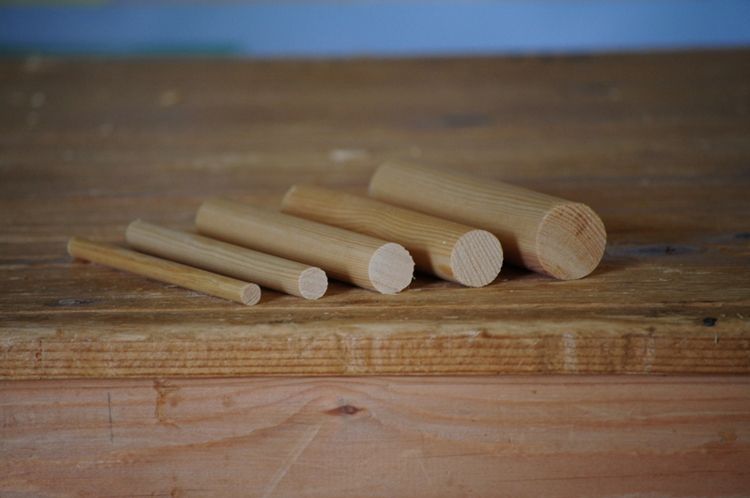 Erikokoisia pyöreitä listoja