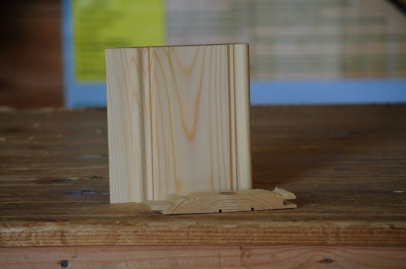 Vaaleasta puusta valmistettu paneeli