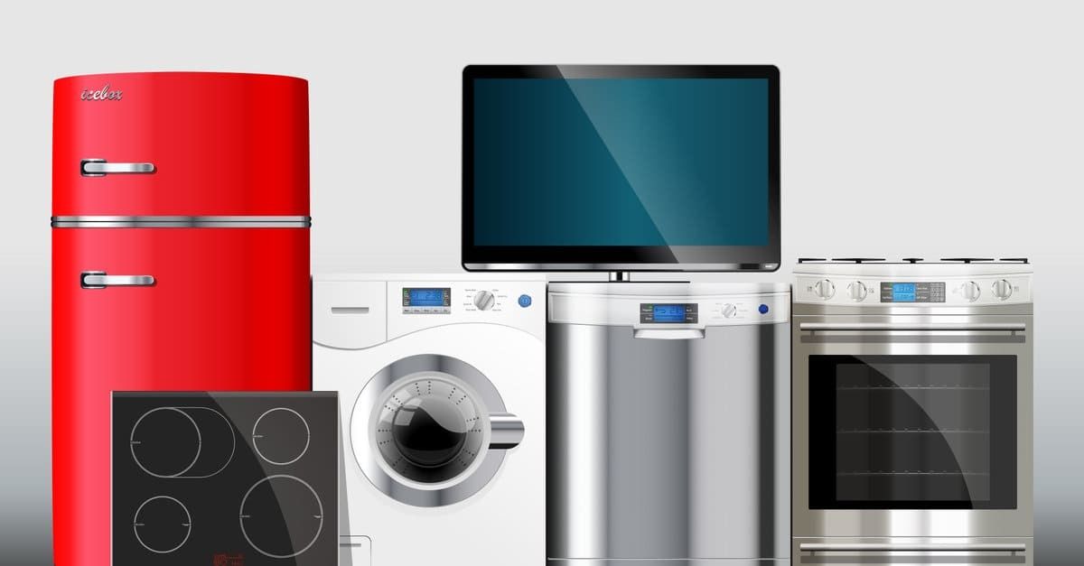 Un grupo de electrodomésticos que incluye un frigorífico, una lavadora, un televisor, un lavavajillas y un horno.