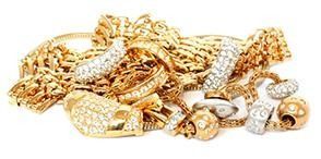 Varias cadenas y pulseras de oro y plata con incrustaciones de diamantes apiladas juntas