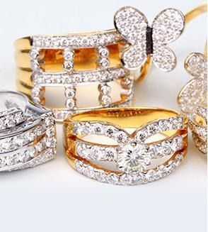 Anillos de mariposa de oro y diamantes dispuestos en una vitrina de joyería.