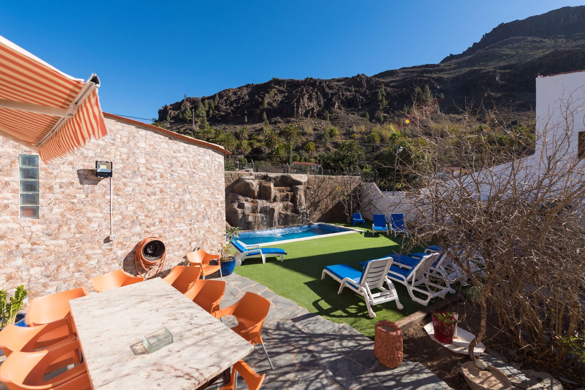 Casa Elisa en Fataga. Zona de jardín y piscina