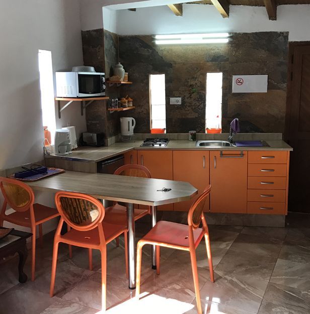 Cocina de uno de los apartamentos en Fataga