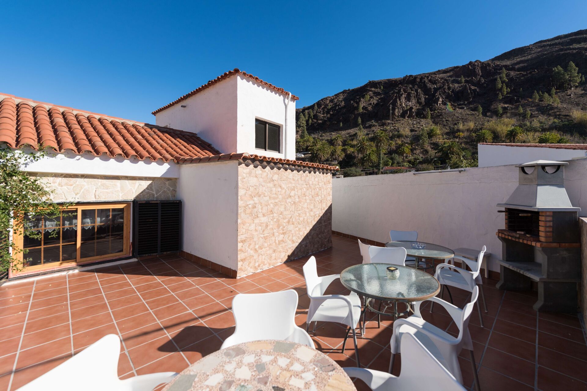 La casa cuenta con zona de barbacoa