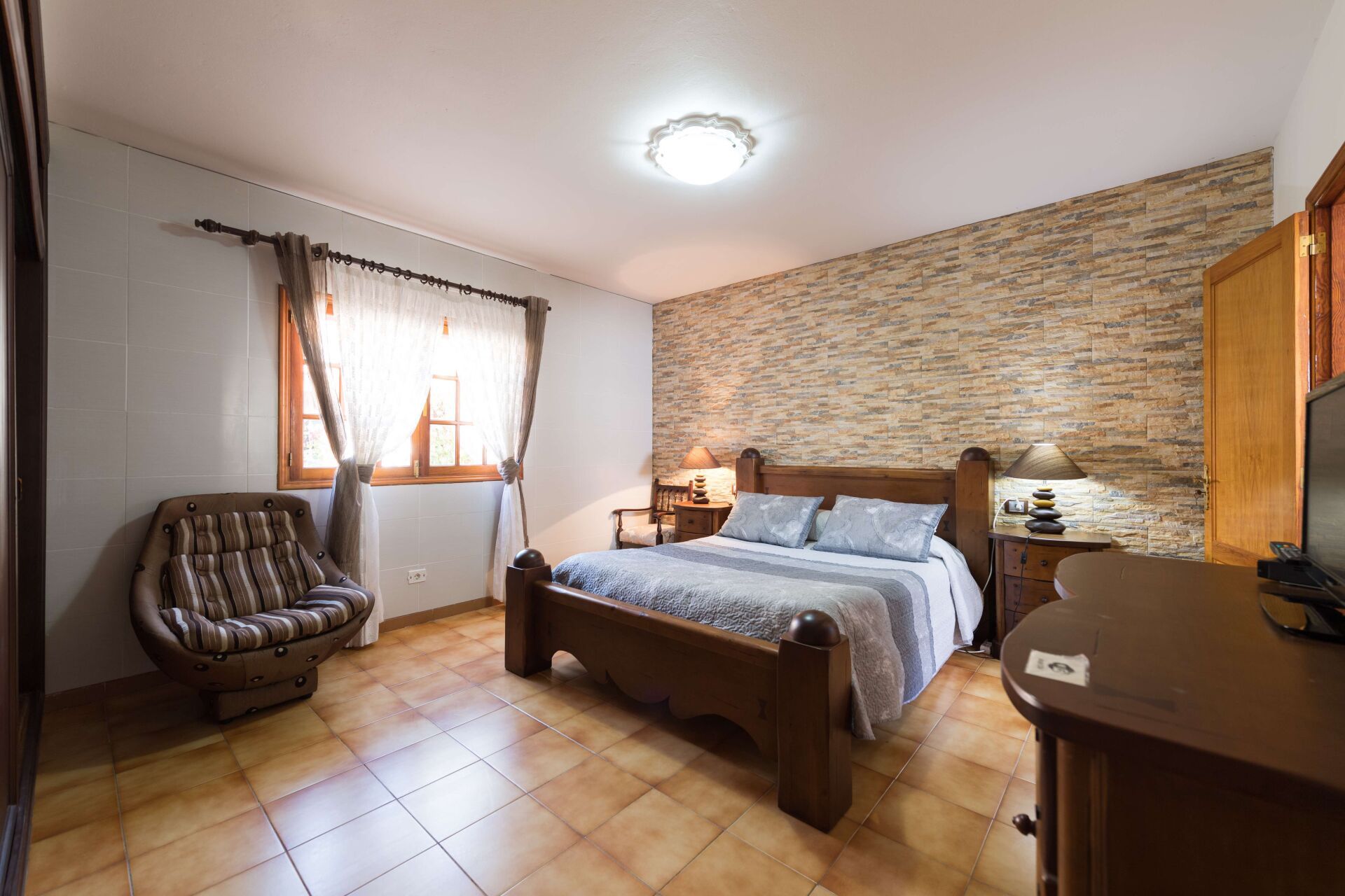 La casa cuenta con 3 dormitorios, con baño interior