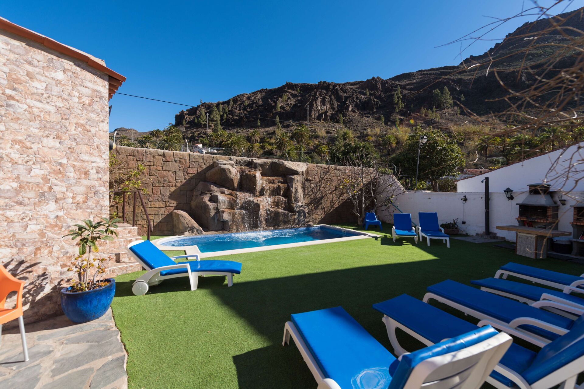 La casa cuenta con un jardín con piscina y zona de barbacoa