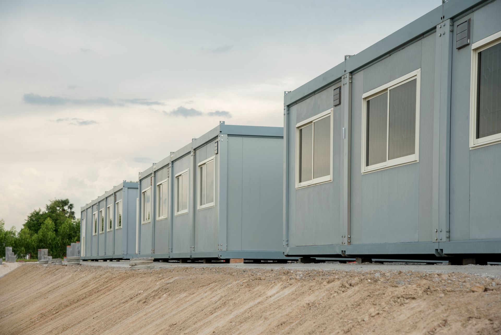 Trois rangées de bungalows de chantier