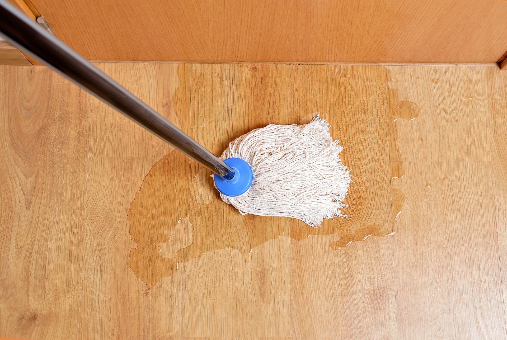 Serpillière sur une flaque à la suite d’une infiltration d'eau