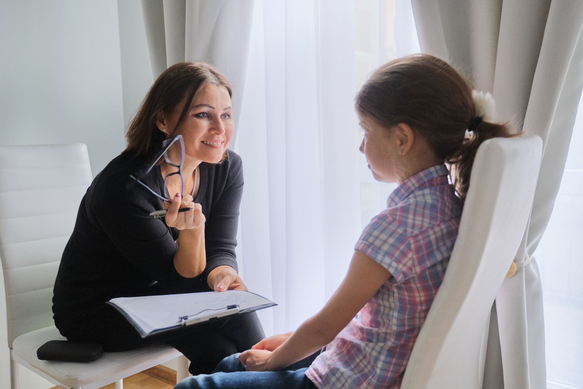Maîtresse de maison discutant avec un enfant