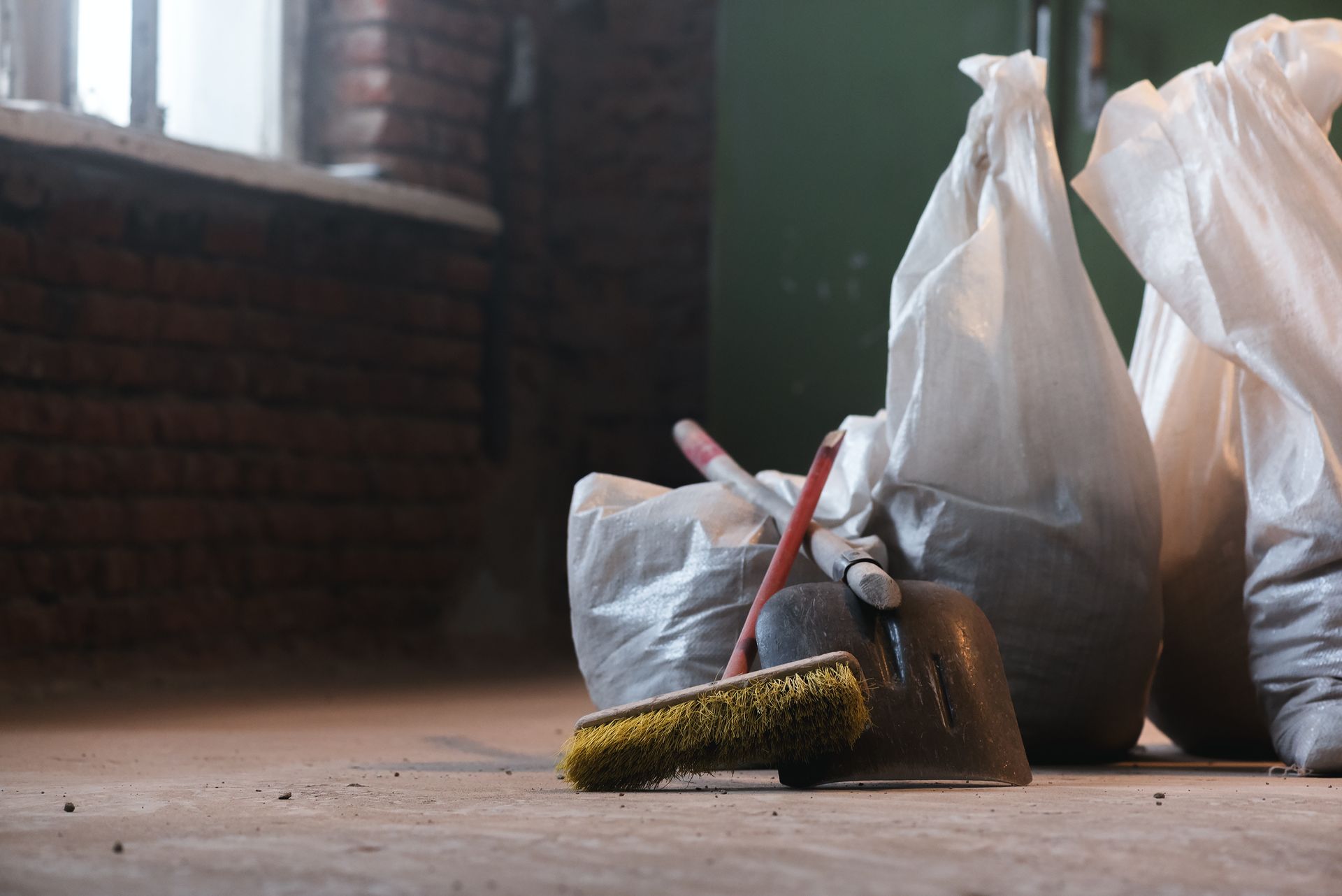 Pelle balai et sacs poubelle sur un chantier
