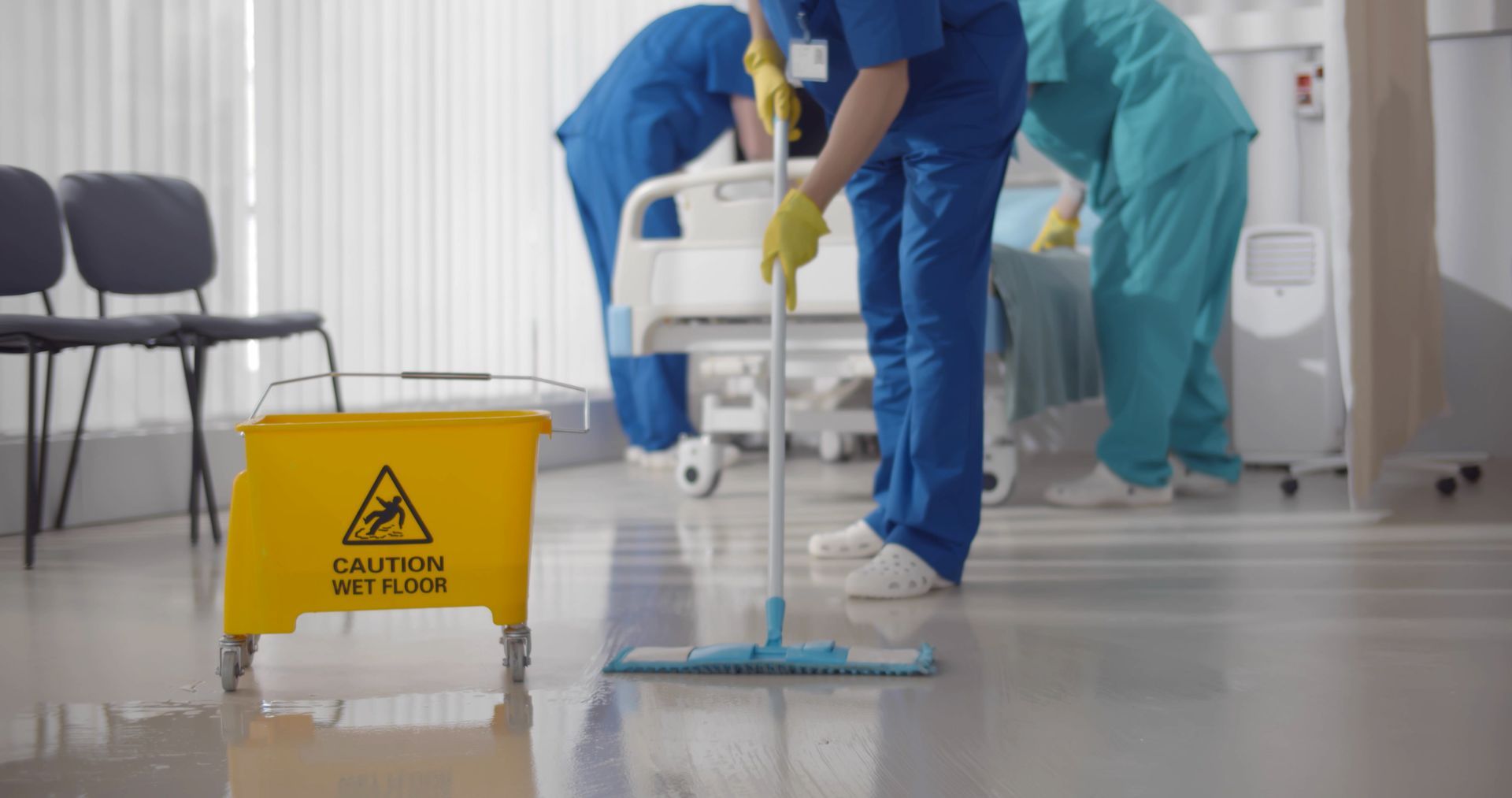 Nettoyage d'une chambre d'hôpital