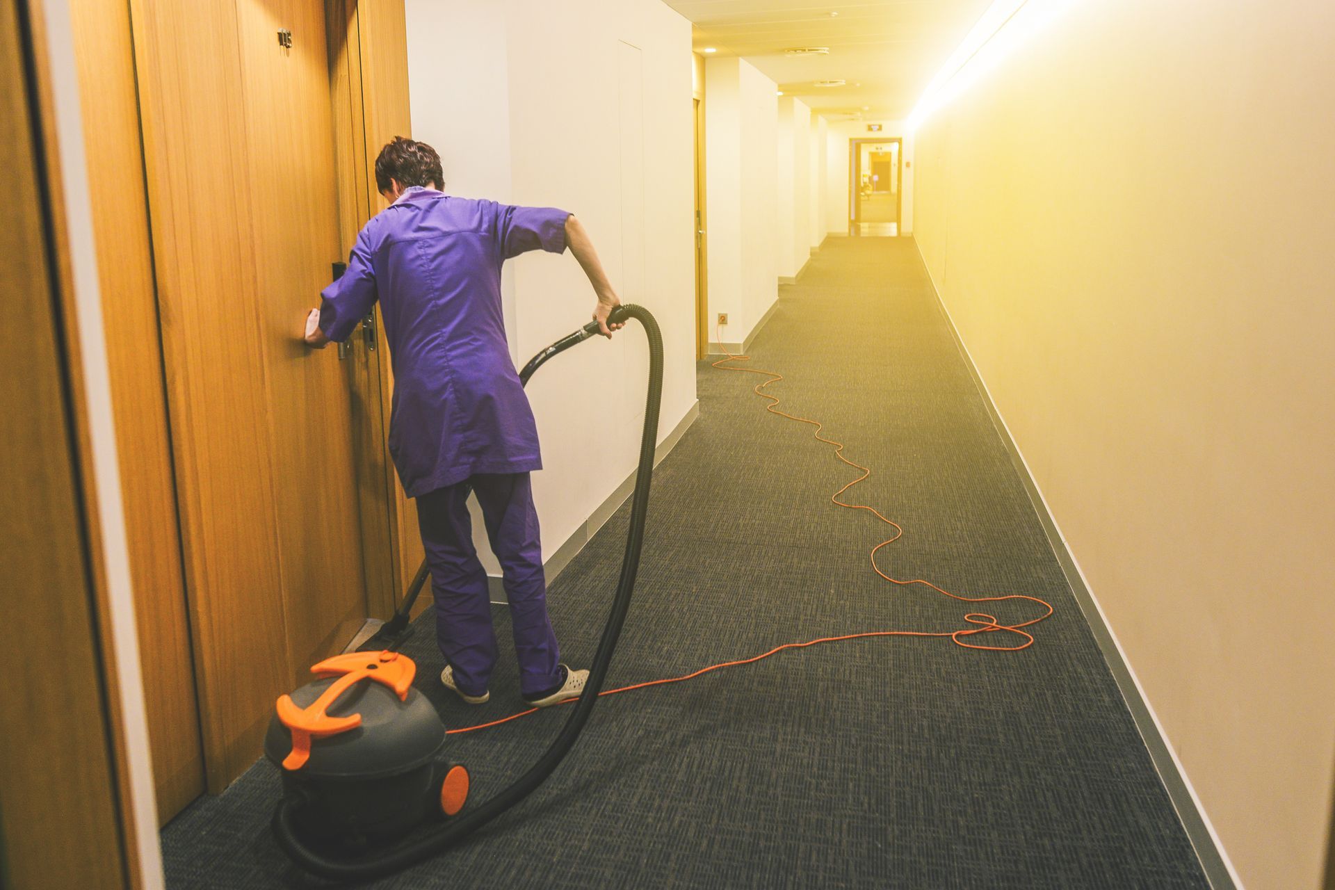 Nettoyage du couloir d'un hôtel