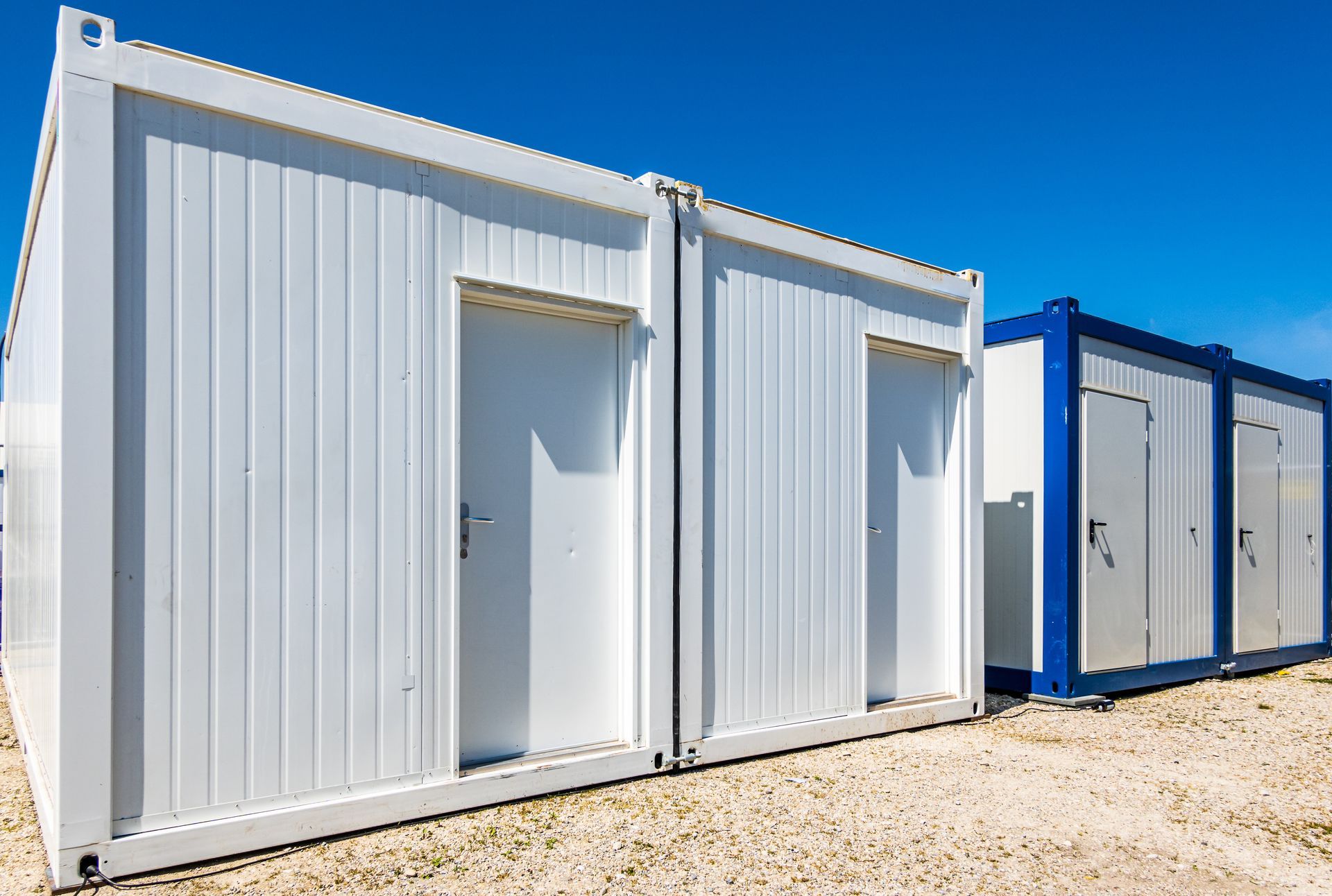 Bungalows de chantier blanc et bleu