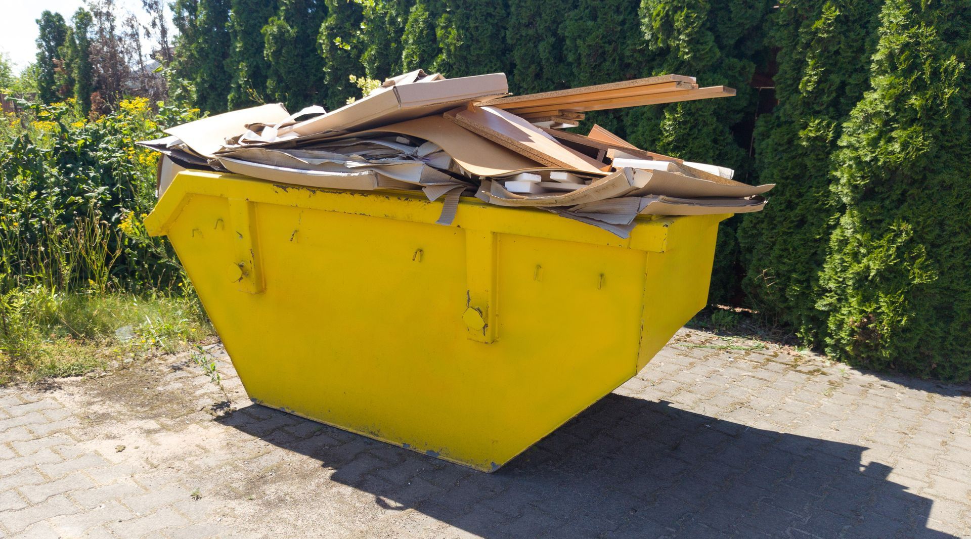 Déchets de chantier dans une benne prêts à être évacués