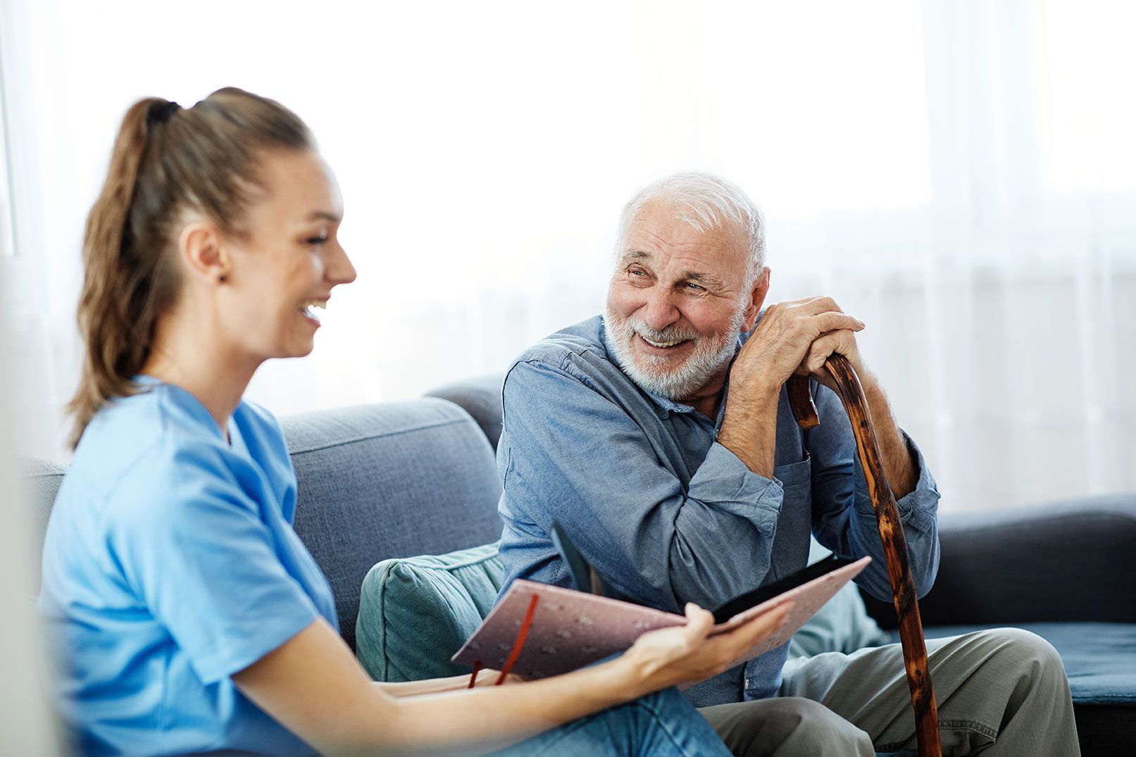 Aide soignante qui rigole avec un de ses patient