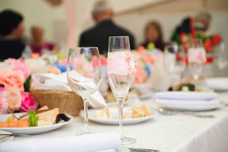 Un par de copas de vino colocadas encima de una mesa.