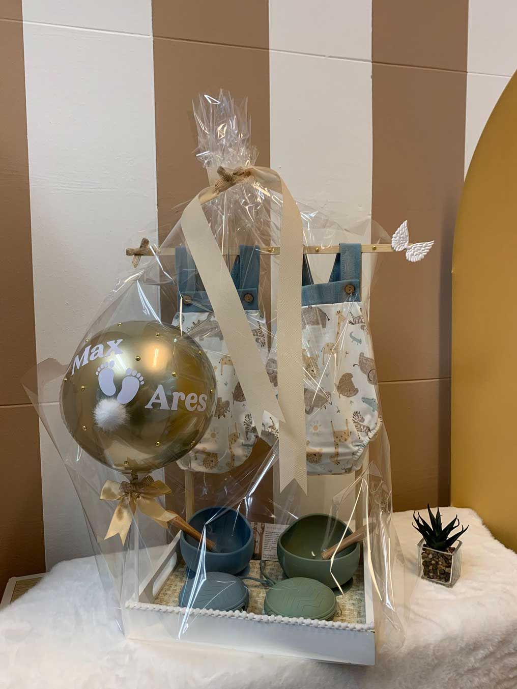 Un globo está sentado encima de una bandeja sobre una mesa.