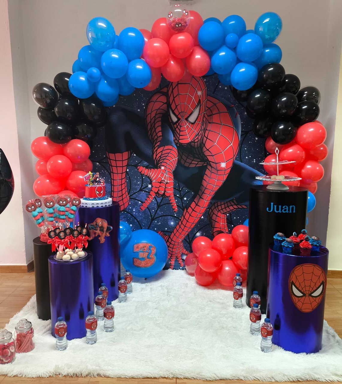 Una habitación decorada con globos y una imagen de Spiderman.