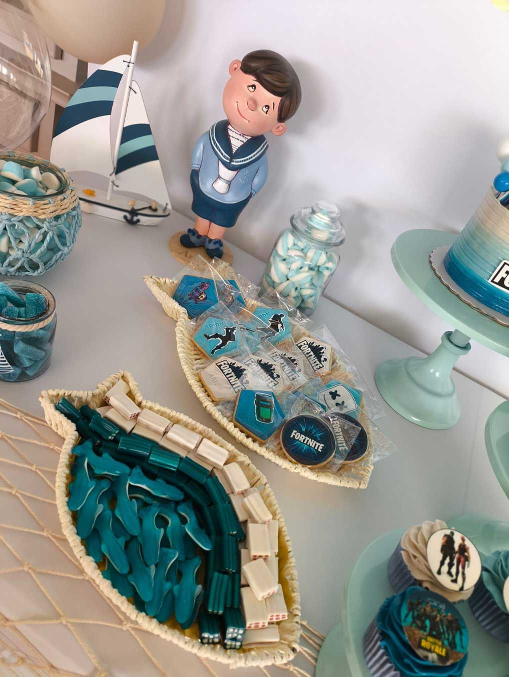 Una mesa cubierta con platos de comida y una figura de un niño.