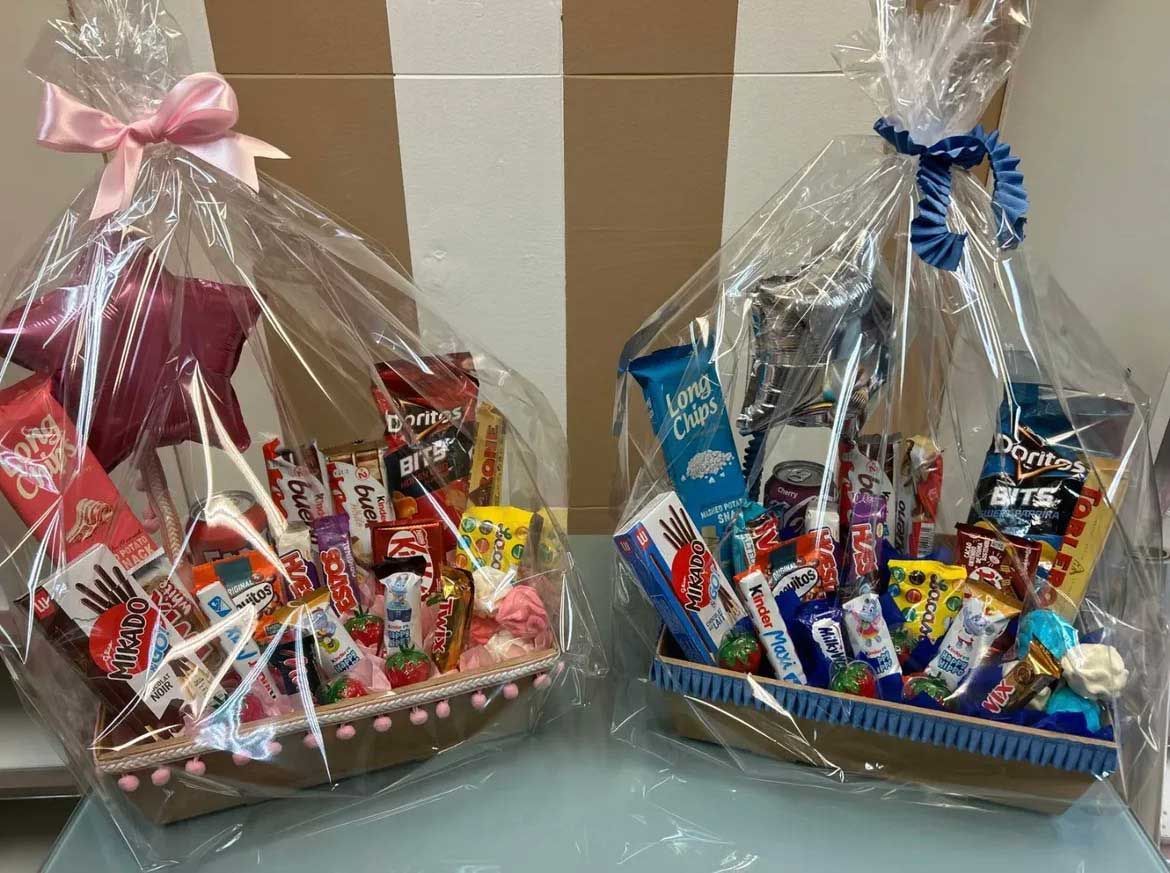 Dos cestas llenas de dulces están sobre una mesa.