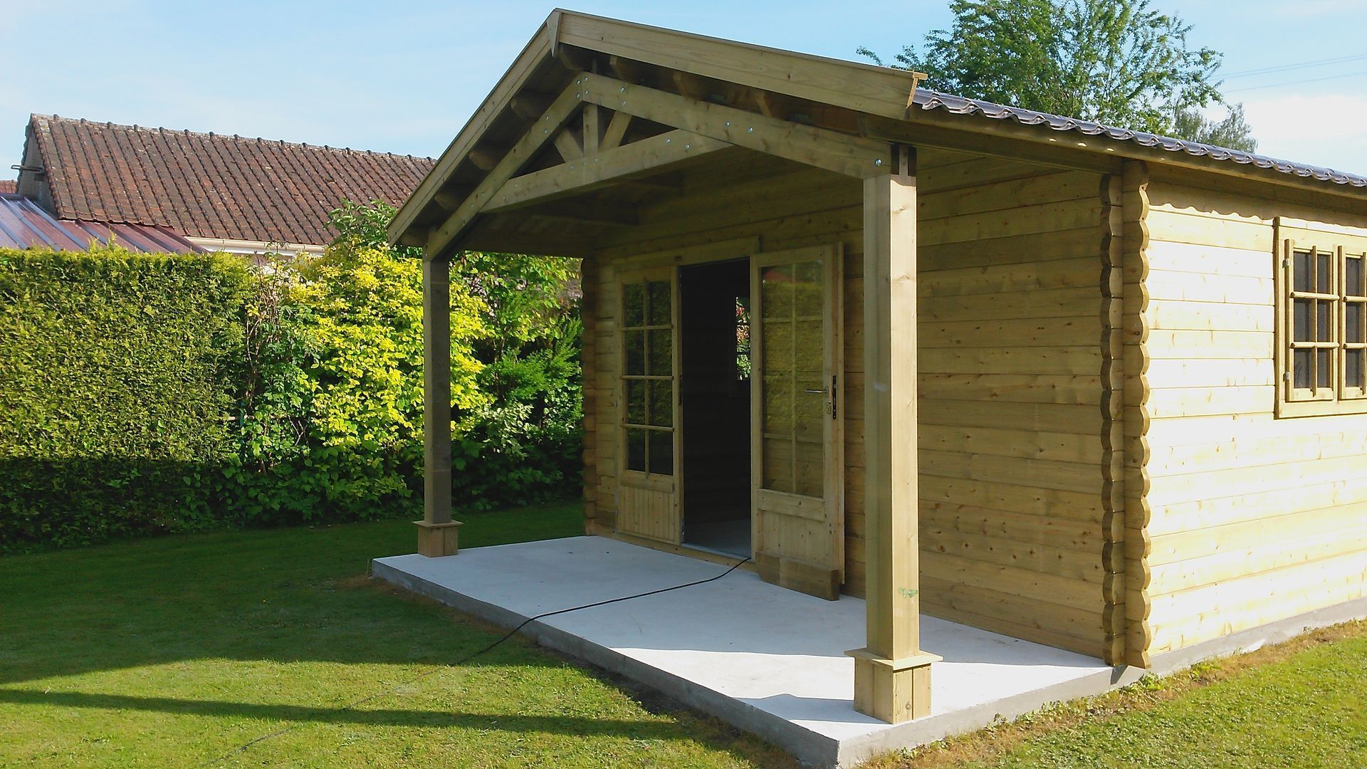 Abri de jardin en bois clair