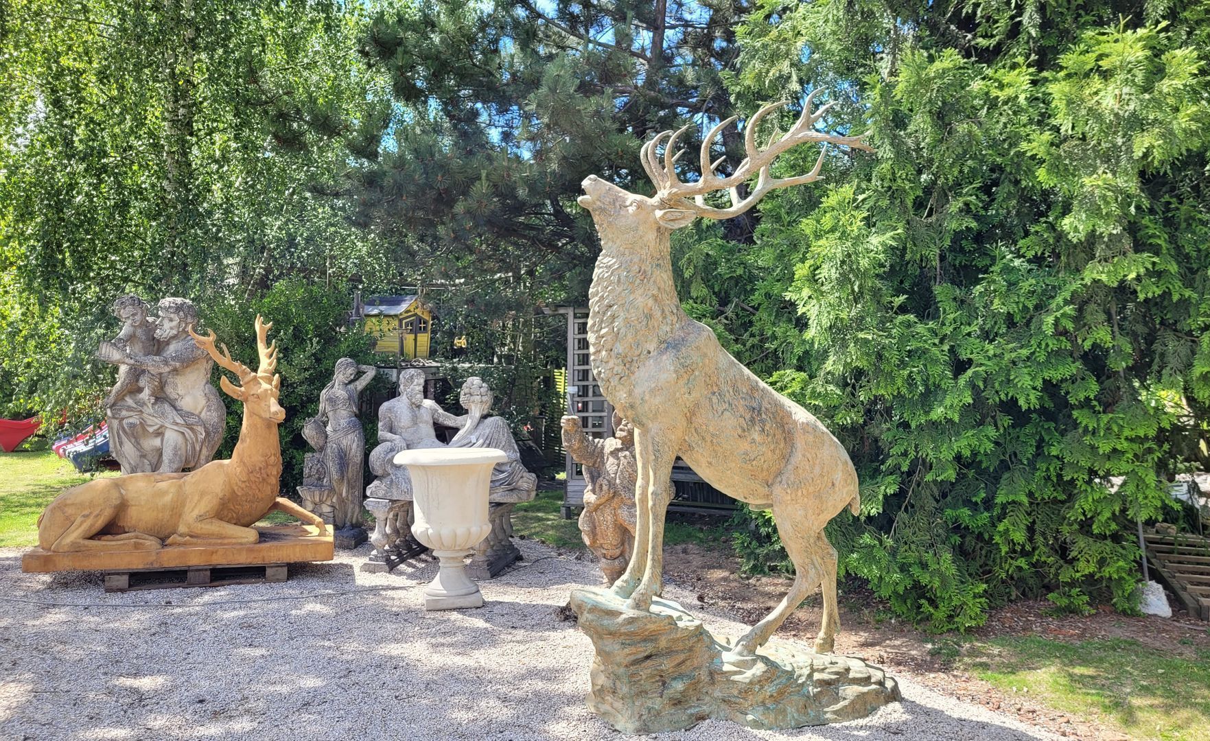 Une statue de cerf