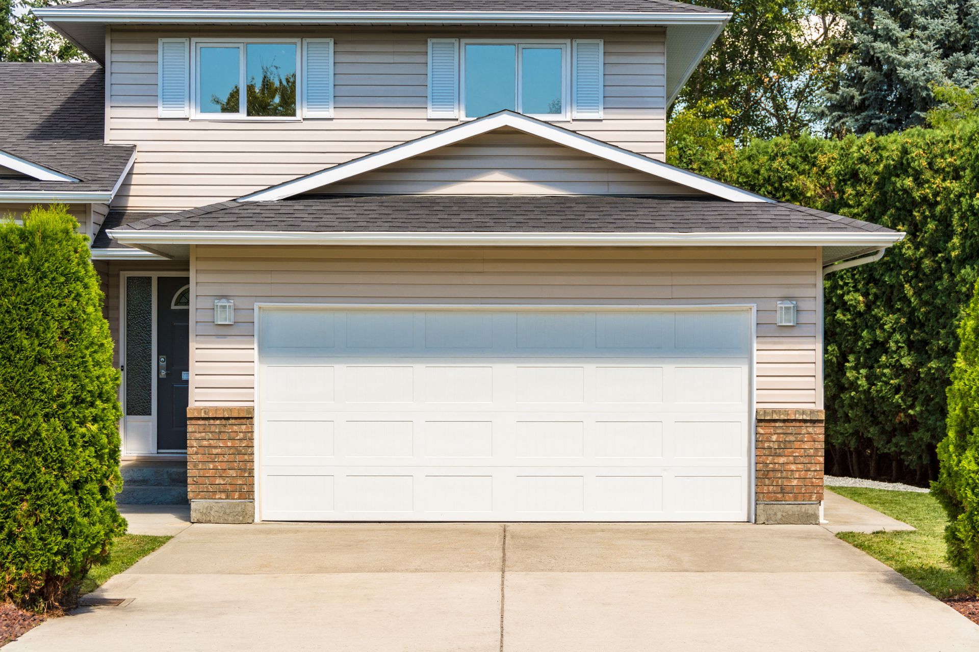 Garage avec ouverture blanche