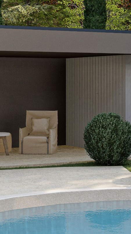 Espace détente au bord de la piscine avec mobilier beige sous un toit marron, avec de la verdure en arrière-plan.