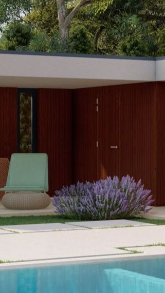 Salon de piscine avec chaises vertes, table en pierre, lavande et arbres.