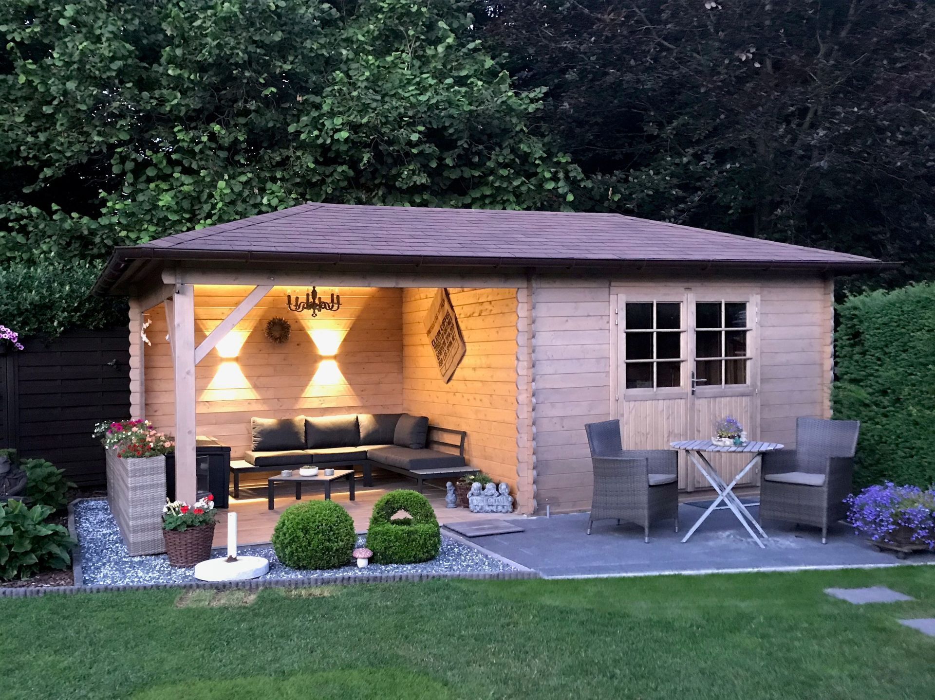 Abri de jardin avec 2 lumières