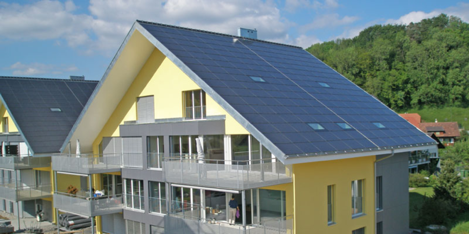 Wohngebäude mit Solaranlagen
