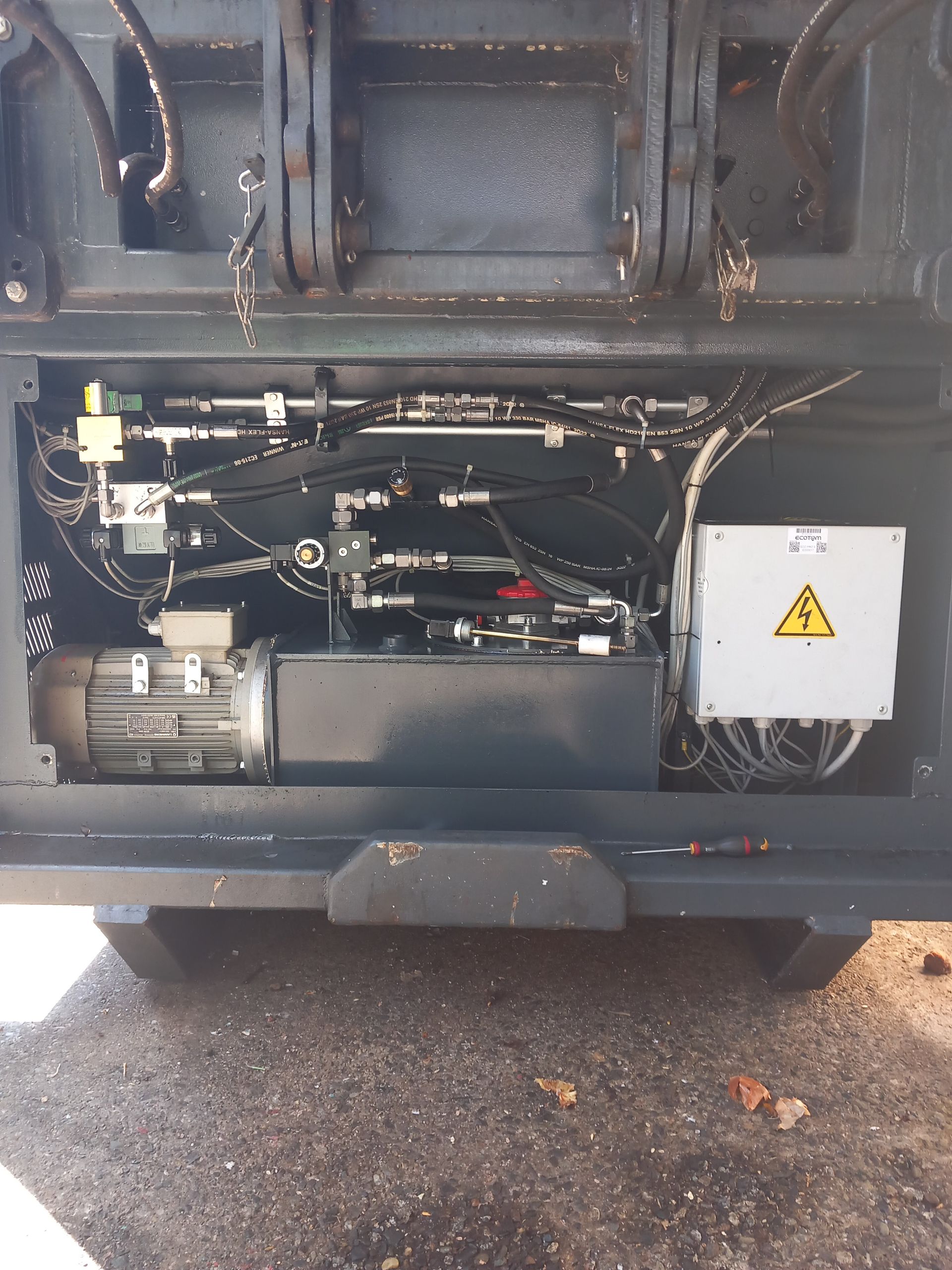 Ouvrir le compartiment de la machine avec les tuyaux, le câblage et un boîtier d'avertissement à l'intérieur d'un véhicule ou d'un boîtier d'équipement.