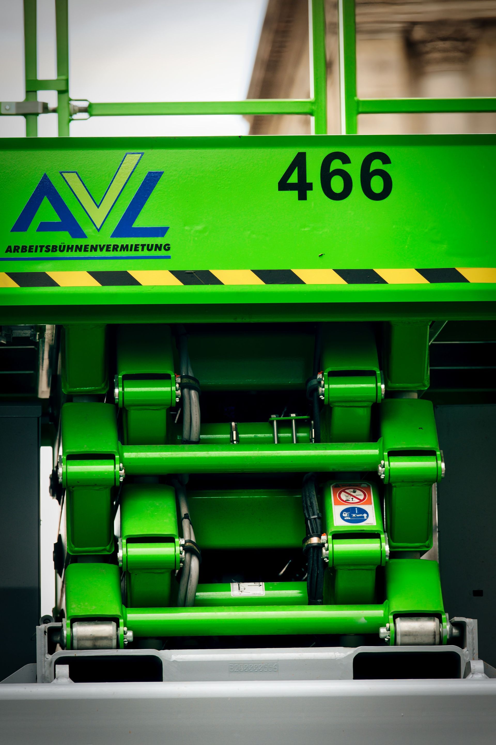 Machine industrielle AVL verte avec bandes de danger noires et jaunes et le numéro 466.