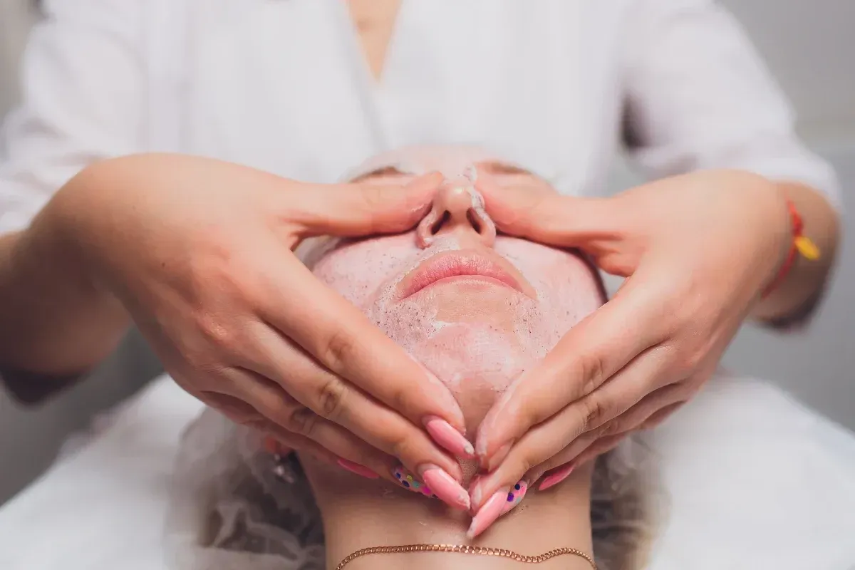 Antes y después de cejas y labios, mostrando los resultados del maquillaje permanente: cejas más pobladas y labios rosados.