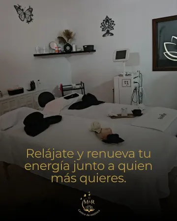 Sala de spa con dos camillas de masaje. Texto: 