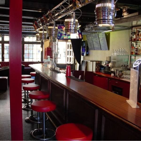 Die Bar des Büren Piccadilly Pub mit rustikaler Einrichtung