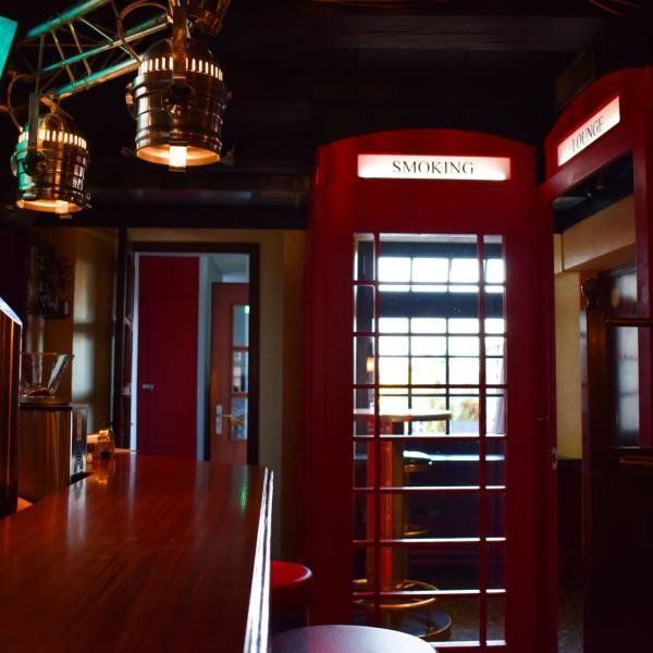 Restaurierte englische Telefonzellen im Büren Piccadilly Pub