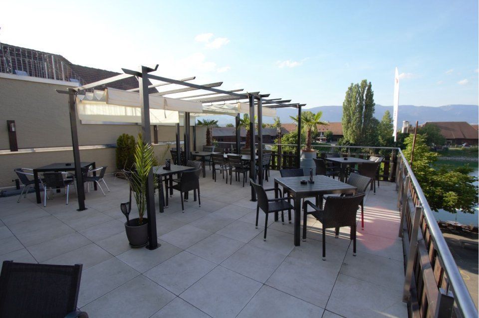 Terrasse vom Restaurant Riverside am Flussufer der Aare