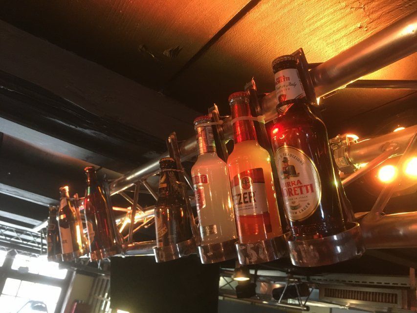 Verschiedene Liköre des Büren Piccadilly Pub