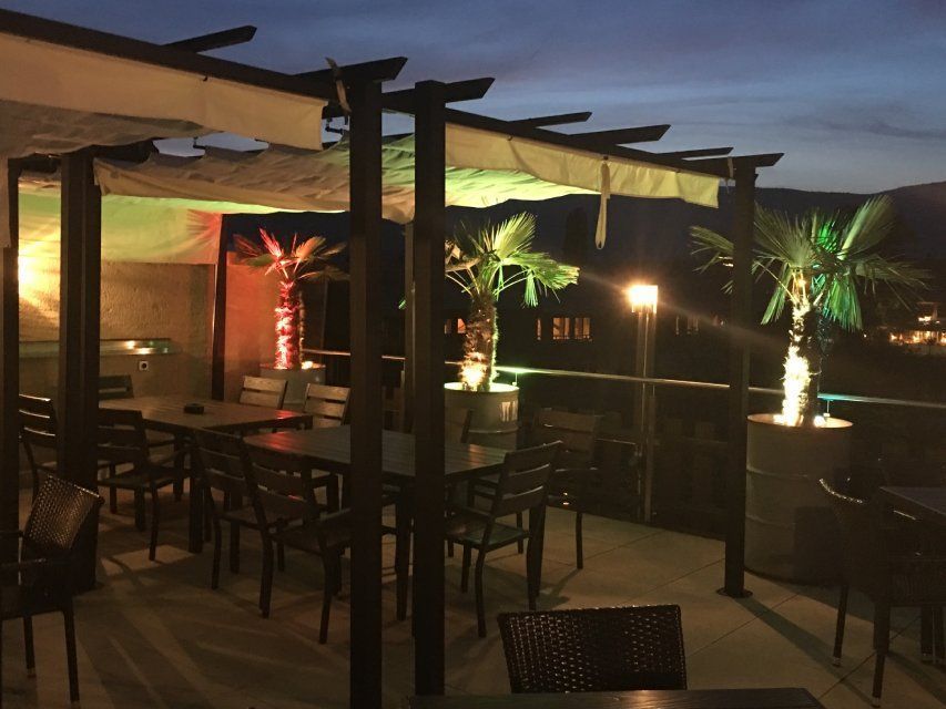 Die beleuchtete Terrasse vom Riverside Restaurant bei Nacht